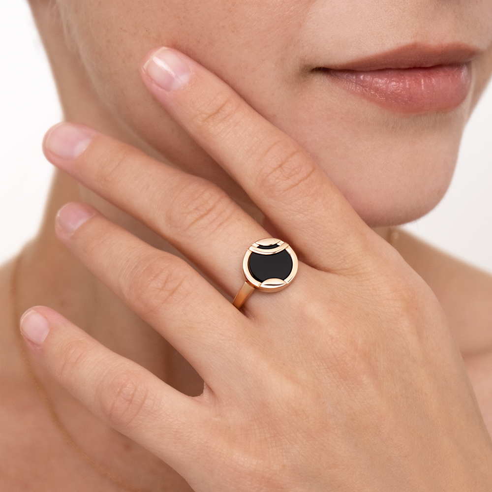 Auffälliger Damenring aus Rotgold 585 mit Onyx, Ø zentrales Schmuckelement ca. 13 mm